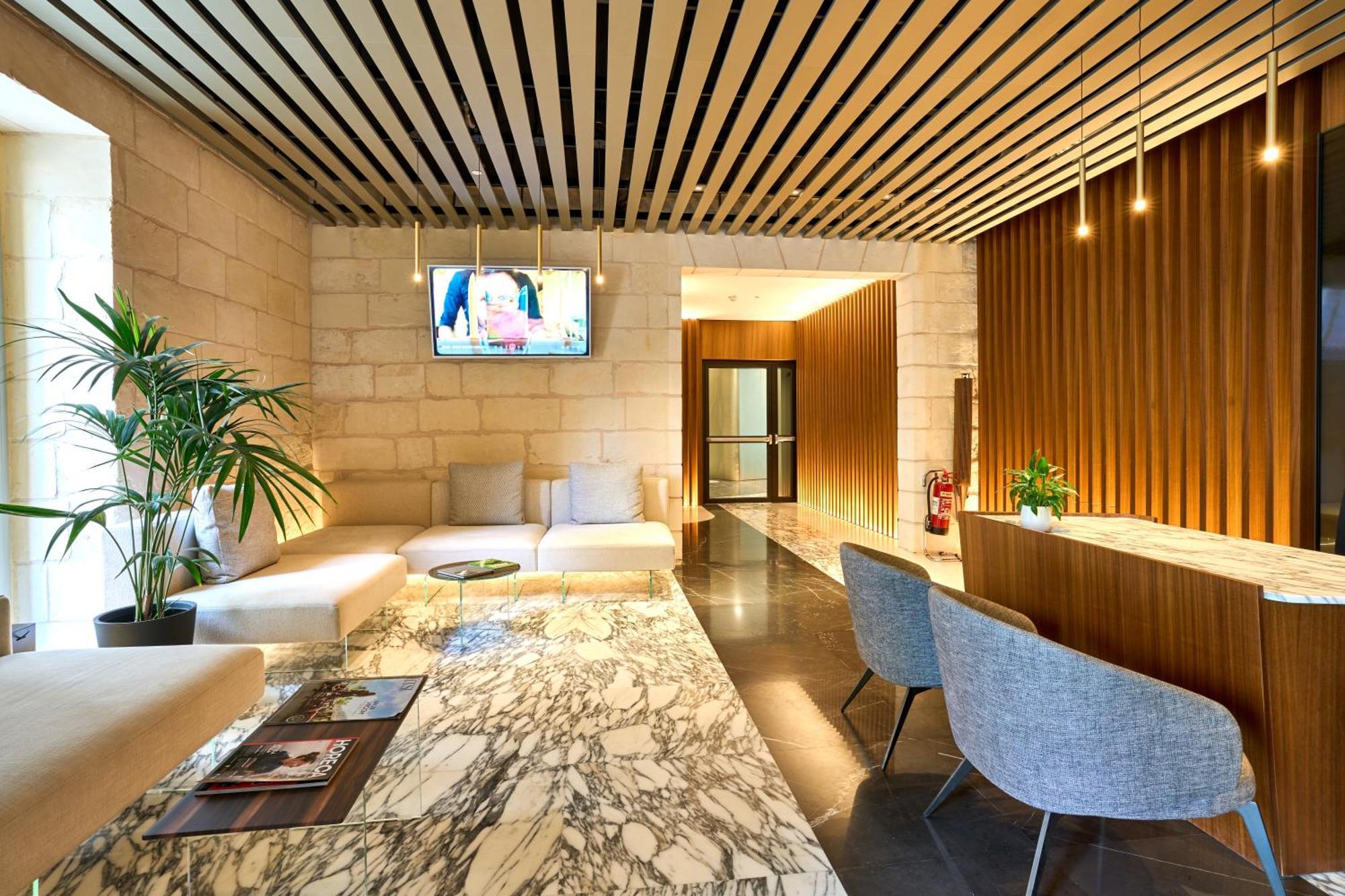 Sky High Luxury In Mercury Towers With Infinite Seaviews